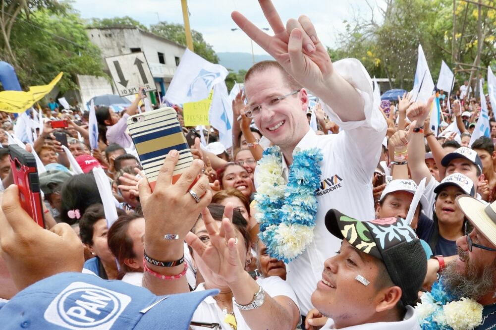 El candidato presidencial de Por México al Frente, Ricardo Anaya, aseguró, durante una concentración ciudadana en Acatlán de Pérez, Oaxaca, que construirá una universidad para ese municipio (ARIEL OJEDA. EL UNIVERSAL)