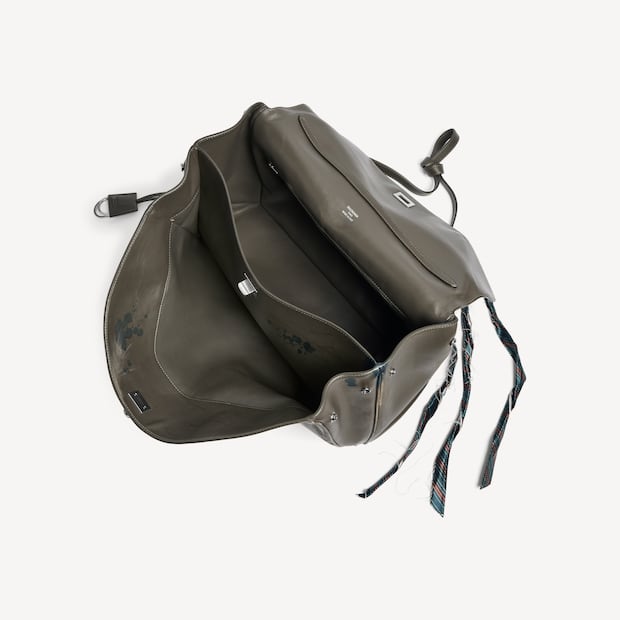 El interior del bolso de mano de Balenciaga es amplio y su forro también es de piel. Foto: Balenciaga