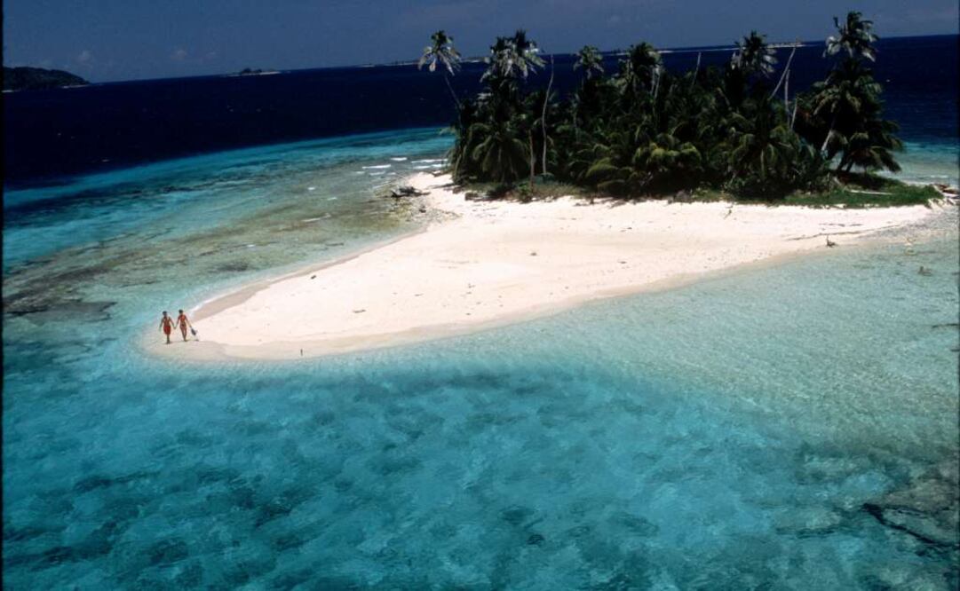 Una gran alfombra de arena blanca rodeada de aguas cristalinas, casi turquesa; bienvenido a Roatán. (Foto: Instituto de Turismo Hondureño)