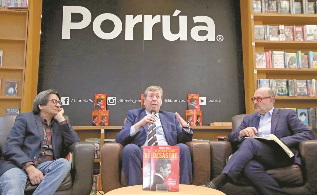 Acompañado de Julio Hernández y de Ricardo Raphael, Roberto Rock presentó su libro en la librería Porrúa. Foto: CHRISTIAN TORRES. EL UNIVERSAL