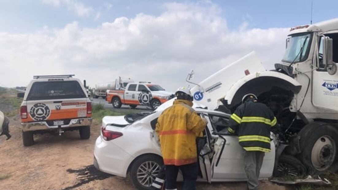 Dos muertos, saldo de choque entre tráiler y automóvil compacto en Nuevo León