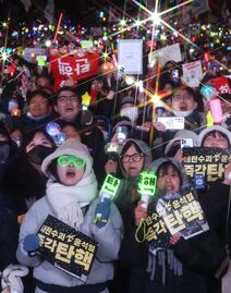 Varitas luminosas de K-pop dominan protestas que impulsaron juicio político a presidente surcoreano; exigían su destitución 