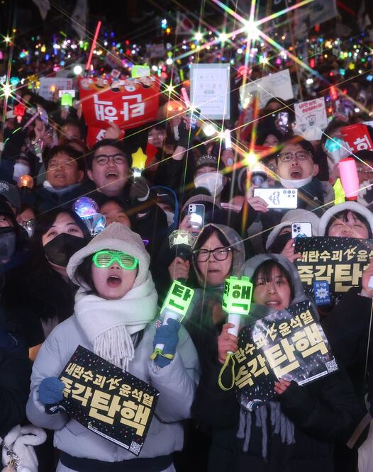 Los manifestantes animan cerca de la Asamblea Nacional durante una manifestación en apoyo de una moción de juicio político contra el presidente Yoon Suk-yeol en Seúl. Foto: EFE