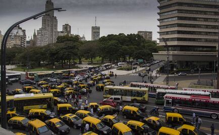 Taxistas argentinos exigen retirada de Uber