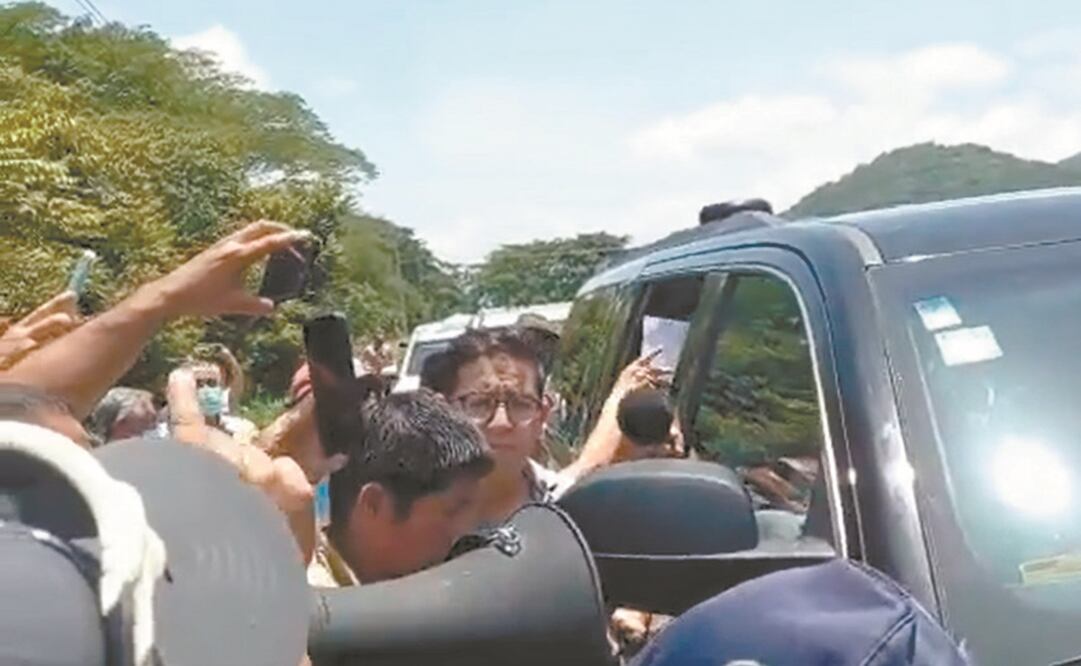 Ante integrantes de la CNTE que evitaron que siguiera su camino, el Presidente volvió a negarse a bajar para dialogar con ellos. Foto: Tomada de video