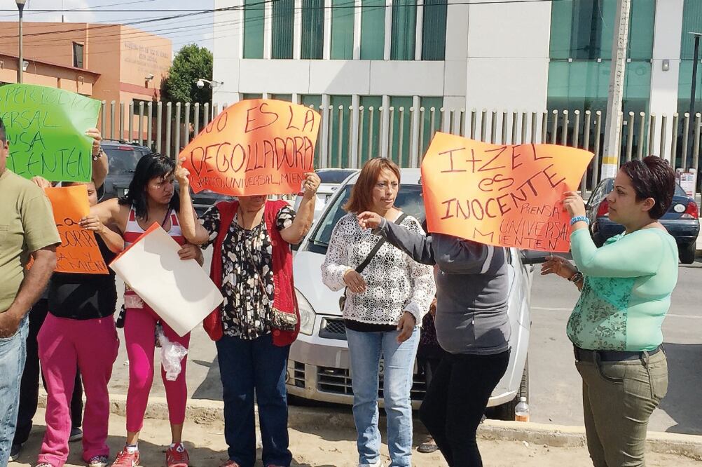 Familiares de Itzel Nayeli, quien no sabe leer ni escribir, le muestran su apoyo durante el proceso que se le sigue por ataques con arma punzocortante (ARCHIVO EL UNIVERSAL)