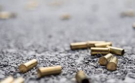 Motosicario ejecuta a hombre mientras circulaba en Periférico Sur; conductor se impacta contra muro de contención