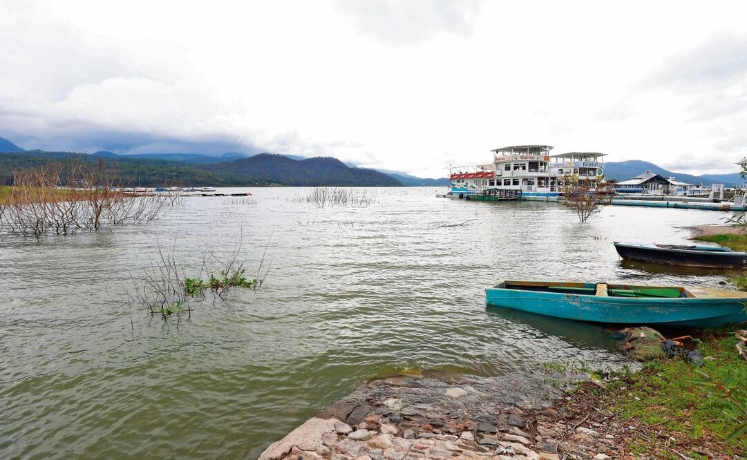 La presa Miguel Alemán, en Valle de Bravo, promedia 64.2% de su capacidad, cuando hace un año registraba 26%, según datos de la Conagua. Foto: Alejandro Vargas / EL UNIVERSAL