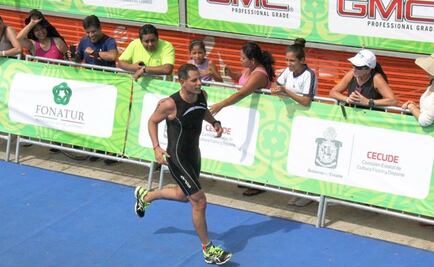 Alejandro Murat compite en Triatlón de Huatulco