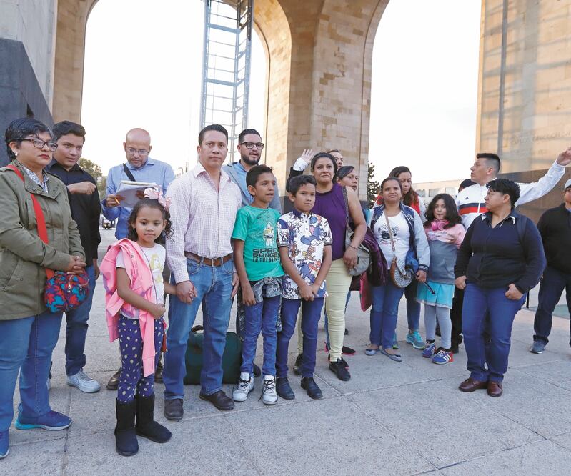Un grupo de padres de niños con cáncer caminaron del Monumento a la Revolución a la Secretaría de Gobernación en demanda de medicinas. BERENICE FREGOSO. EL UNIVERSAL