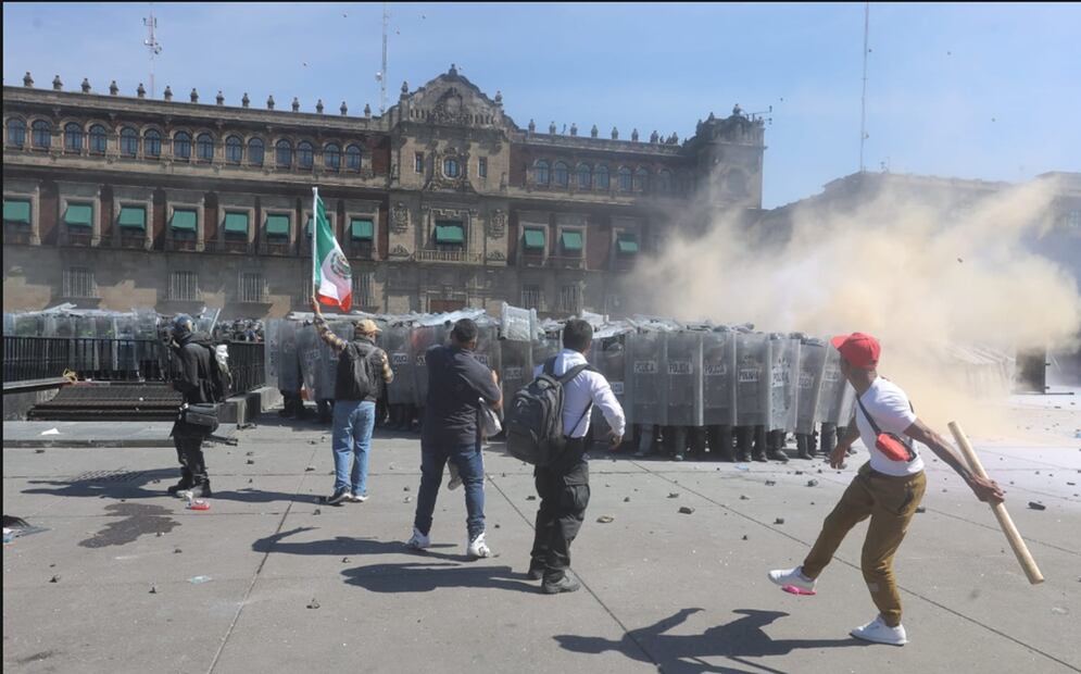 Encapuchados derriban las vallas metálicas del Zócalo capitalino, el sábado 15 de noviembre de 2025. Foto: Gabriel Pano/EL UNIVERSAL