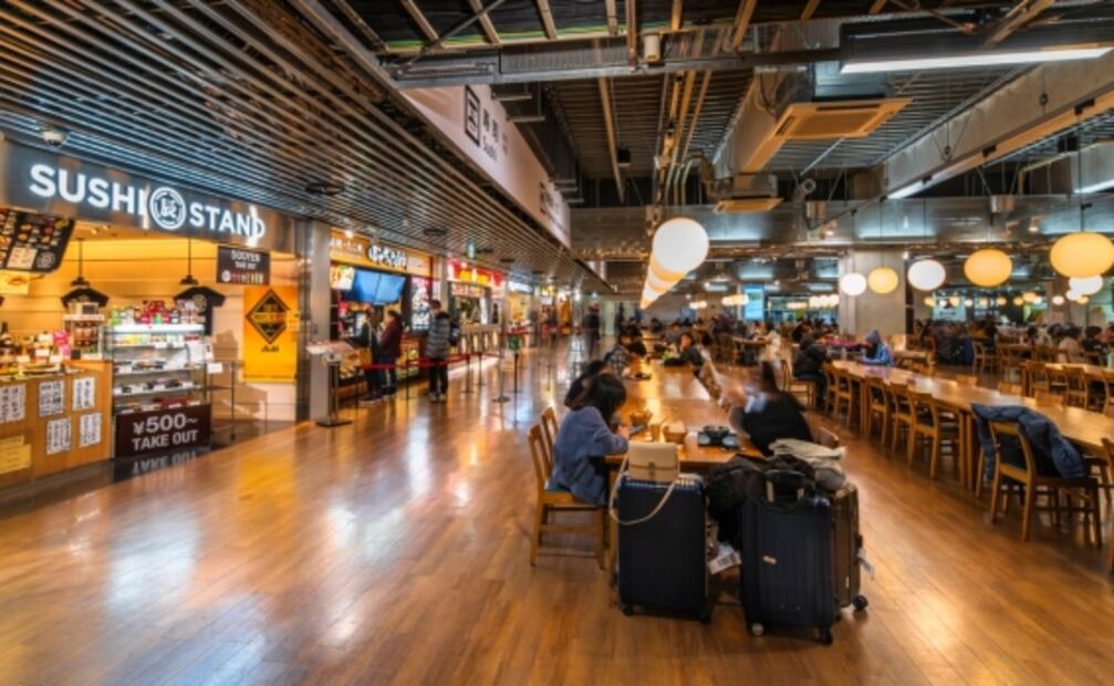 ¿Por qué la comida en los aeropuertos es cara?