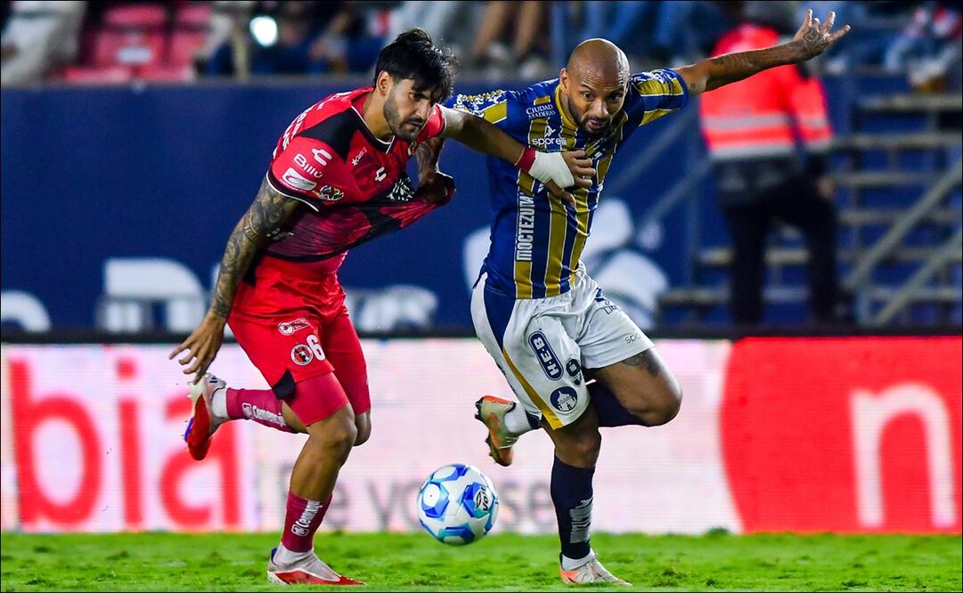 Jesús Gómez y Joao Geraldino disputan el balón en el duelo Atlético San Luis y Tijuana. FOTO: Imago7