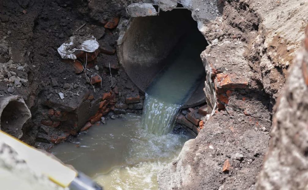 La Segiagua precisó que se reconstruyen cinco metros de colector, tres pozos de visita y las descargas de la atarjea, así como las descargas de dos bocas de tormenta. Foto: Fernanda Rojas / EL UNIVERSAL