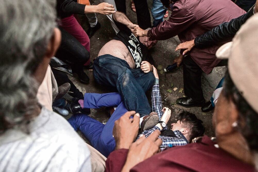 Dos vecinos protagonizaron una pelea durante la inauguración del Centro de Protección Internacional para Adolescentes en el Camino, en Azcapotzalco, por lo que se tuvo que trasladar el evento al interior del inmueble (CRISTOPHER ROGEL. EL UNIVERSAL)