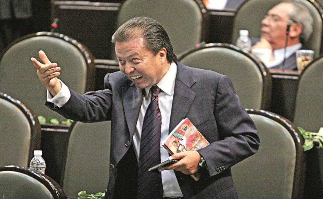 César Camacho Quiroz, ex coordinador de la fracción parlamentaria del PRI en el Senado, lleva nueve años acumulados de vida como legislador e iría este 2015 por 12