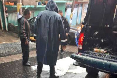 Agua arrastra a niño