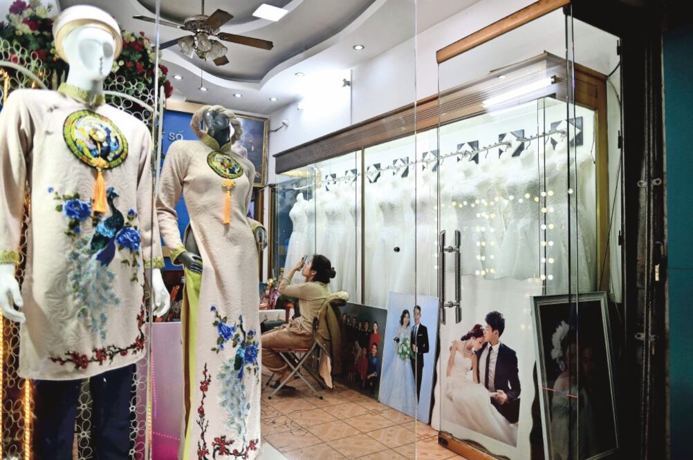 De acuerdo con Canaintex, Vietnam puede utilizar insumos de naciones asiáticas en textiles y prendas de vestir, por considerar que hay escaso abasto. En 2017, los intercambios con ese país dejaron un déficit de 4 mil 325 mdd. (MANAN VATSYAYANA. AFP)