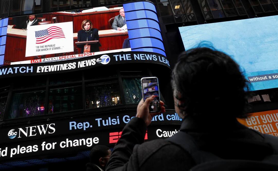 Personas ven en televisión el proceso de juicio político a Trump en la Cámara de Representantes (Foto: Reuters)