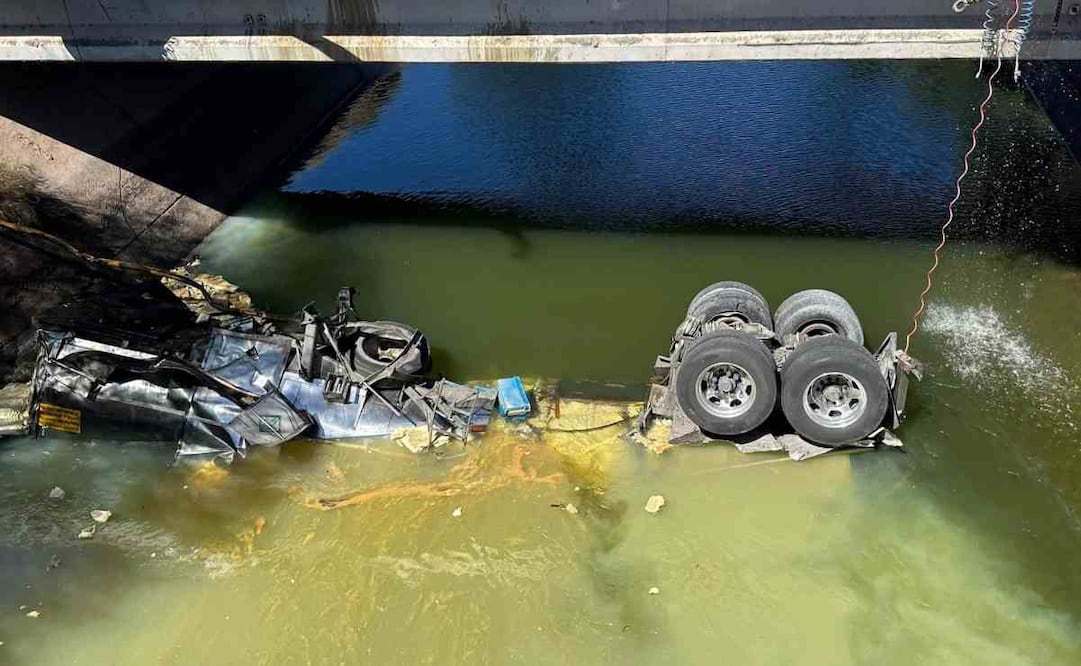 El domingo 19 de abril un tráiler con doble remolque que transportaba sulfato de aluminio cayó al Canal Alto en Ciudad Obregón, municipio de Cajeme, generando una emergencia ambiental y el cierre de la carretera federal México 15 / Foto: Especial