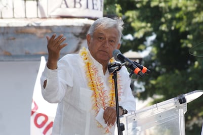 "Lo que diga mi dedito", dice AMLO a Osorio Chong