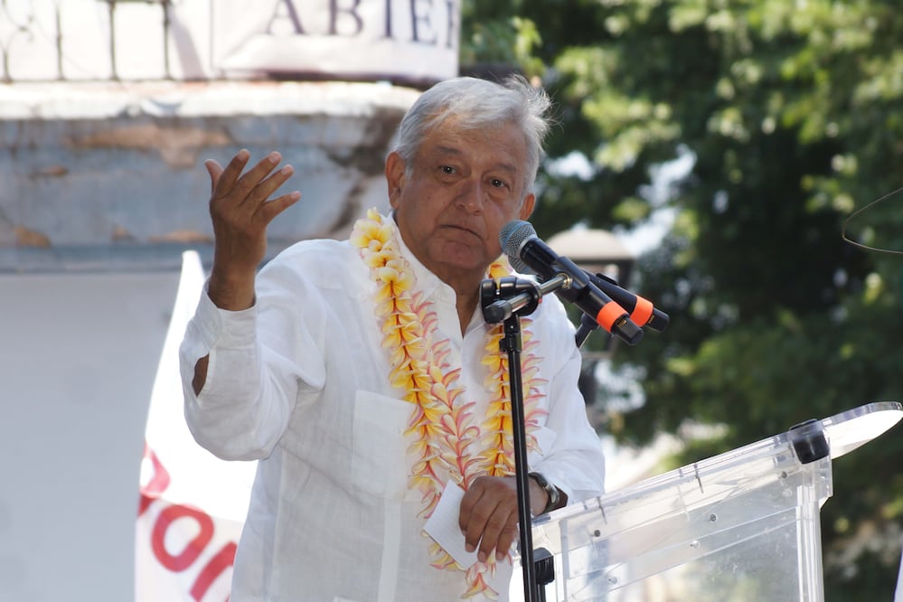 Tras firmar el acuerdo de unidad en la entidad, López Obrador encabezó un mitin en la Alameda de León. /Edwin Hernández – EL UNIVERSAL