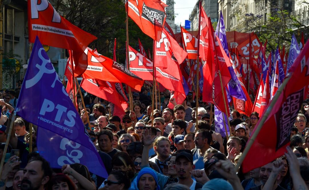 Manifestantes contra el gobierno marchan contra las medidas de ajuste económico en Buenos Aires, Argentina, el miércoles 20 de diciembre de 2023. Días después de asumir el cargo, el presidente de Argentina, Javier Milei, anunció un drástico plan de reducción del gasto y de ajustes que fue rechazado por organizaciones sociales y sindicales. Además, advirtió que se castigarán los cortes de vías en las manifestaciones. Foto: AP Foto/Rodrigo Abd