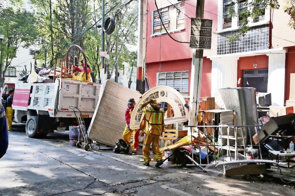 Miembros de la agrupación Los Claudios asistieron al predio de Benjamín Hill para reclamar sus pertenencias a la secretaria de Gobierno, Patricia Mercado (BERENICE FREGOSO. EL UNIVERSAL)