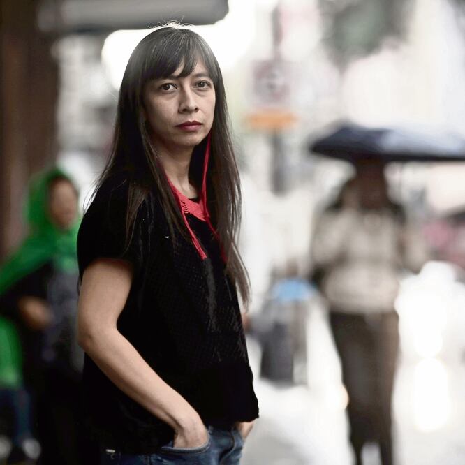 La creadora Regina José Galindo ha desarrollado desde hace más de dos décadas una obra radical, contextualizada, que exhibe la violencia contra el cuerpo femenino. ALEJANDRA LEYVA. EL UNIVERSAL