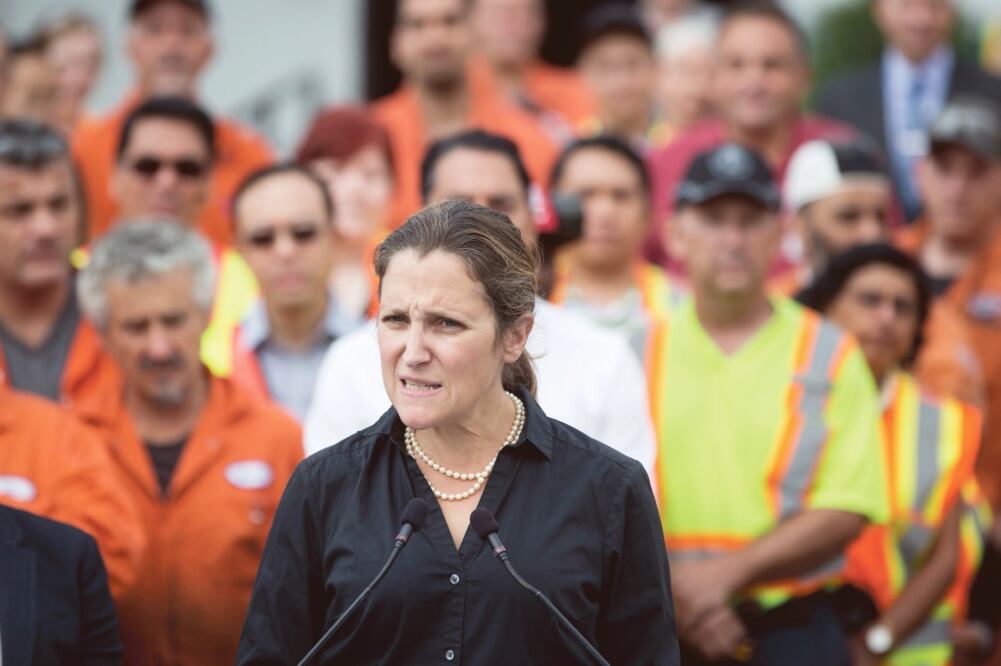 La canciller de Canadá, Chrystia Freeland, se reunió ayer con trabajadores de Tree Island Steel, Columbia Británica. (AP)