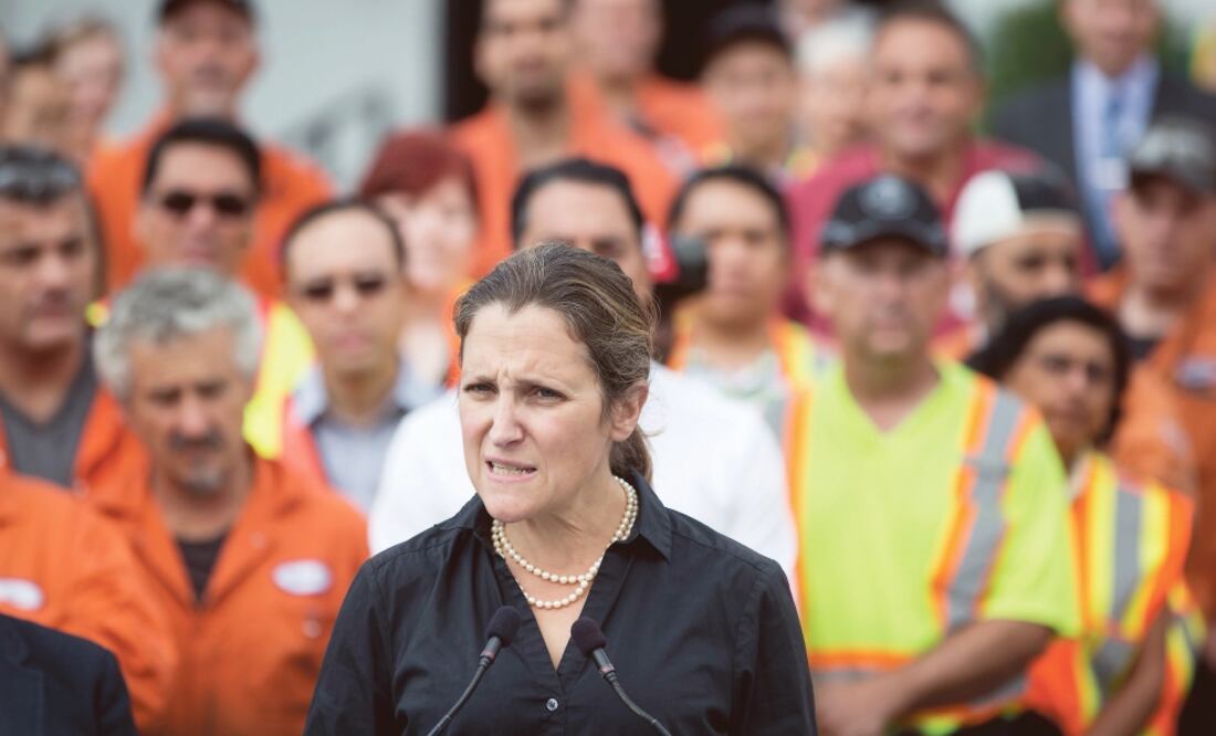 La canciller de Canadá, Chrystia Freeland, se reunió ayer con trabajadores de Tree Island Steel, Columbia Británica. (AP)