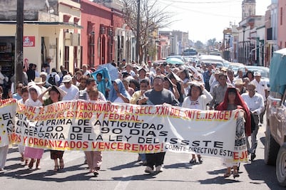 Adeudan pensión a 623 maestros