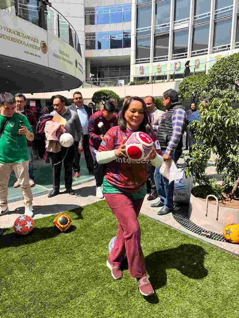 Productores y artesanos indígenas de Guerrero presentaron una exposición de balones hechos a manos en el Senado (18/03/26). Foto: Especial