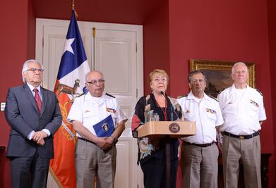 Bachelet viaja a zona de incendios "sin precedentes" que afectan a Chile