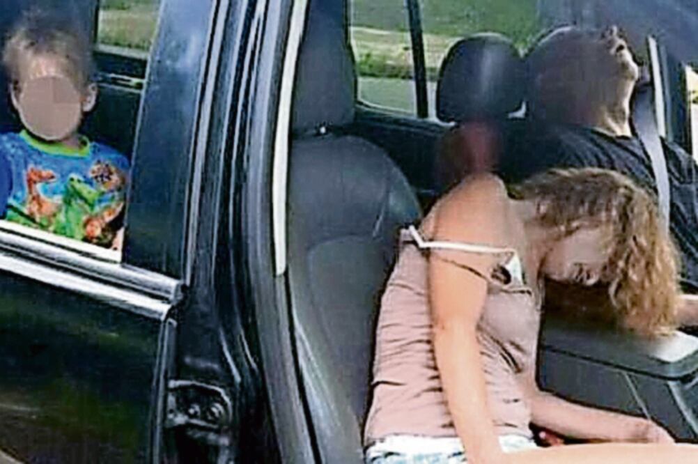 Esta imagen de una pareja con sobredosis de drogas en un auto donde está su hijo fue distribuida por la policía de East Liverpool, Ohio. (POLICÍA DE EAST LIVERPOOL, OHIO)