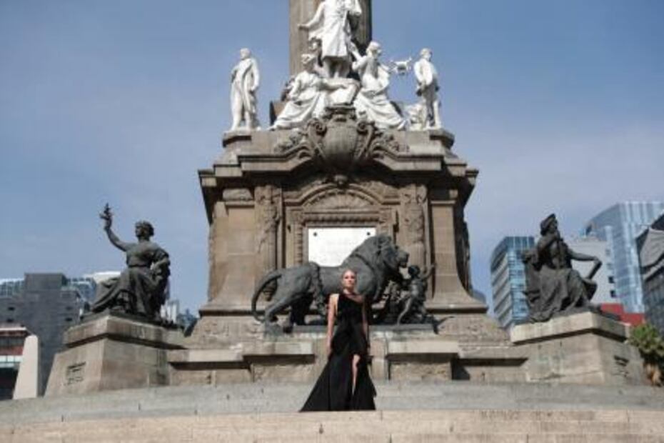 Alfredo Martínez presenta su colección de otoño en el Ángel de la Independencia