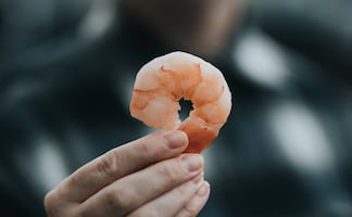 ¿El camarón se pela antes o después de cocinar?