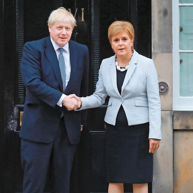 Los primeros ministros de Reino Unido, Boris Johnson, y de Escocia, Nicola Sturgeon, momentos antes de la reunión en Bute House, Edimburgo. STEWART ATTWOOD. EFE