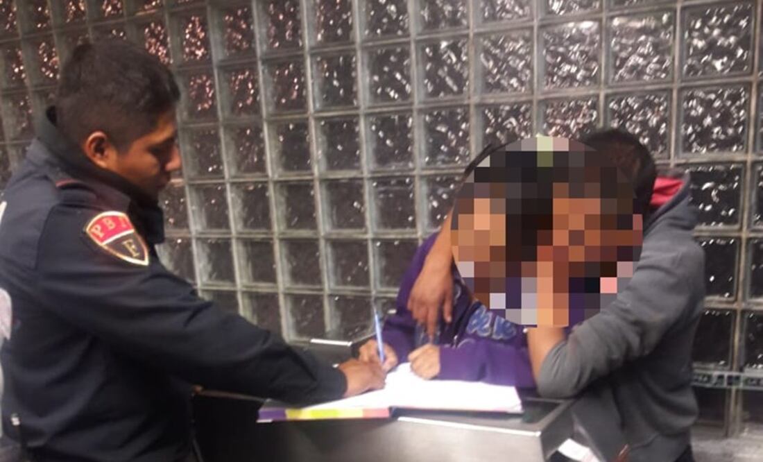 Policías lograron contactar a la madre del menor y ésta acudió a dicha instalación del Metro, donde a ambos se les dio una plática de orientación e información. Foto: Especial