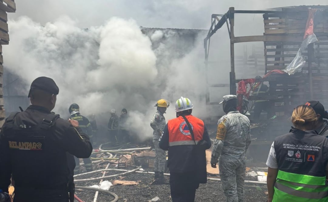 Bomberos atienden incendio en fábrica de Iztapalapa; evacúan 16 viviendas