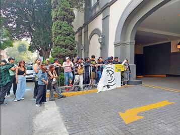 Blink-182 deja “vacíos” a fans que querían verlos en el hotel