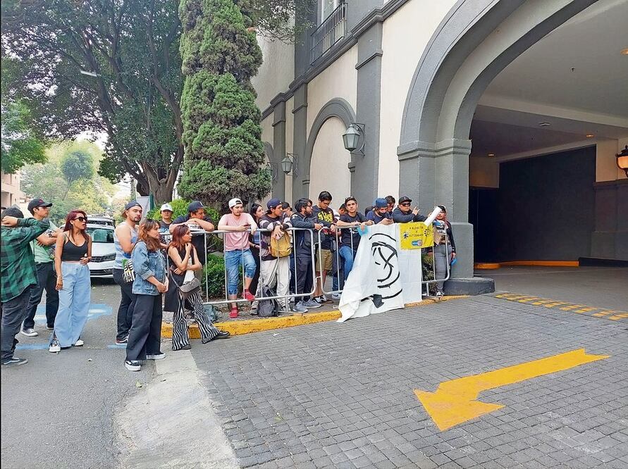 Los asistentes llevaban pancartas y se pusieron a entonar canciones como “Firstdate” y “Dammit ”; también intercambiaron teléfonos entre sí. Foto: Sughey Baños y Archivo / EL UNIVERSAL