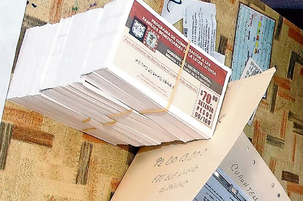 Pese a que por ley se deben entregar vales en tarjeta, hay licitaciones de gobiernos que todavía los solicitan en papel, dijo el directivo de Toka (ARCHIVO EL UNIVERSAL)