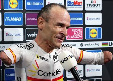 Ciclista paralímpico recibe de premio un reloj y esta fue su emotiva reacción