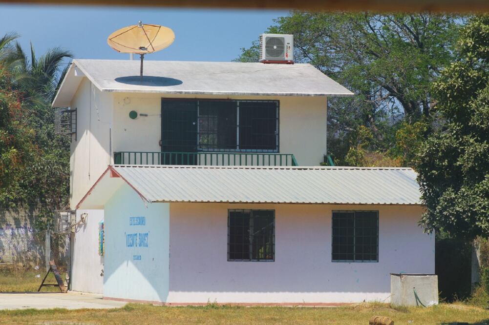 Ataque. Los delincuentes amagaron a un maestro para entrar al plantel Vicente Suárez y someter a los estudiantes. Foto: SALVADOR CISNEROS. EL UNIVERSAL