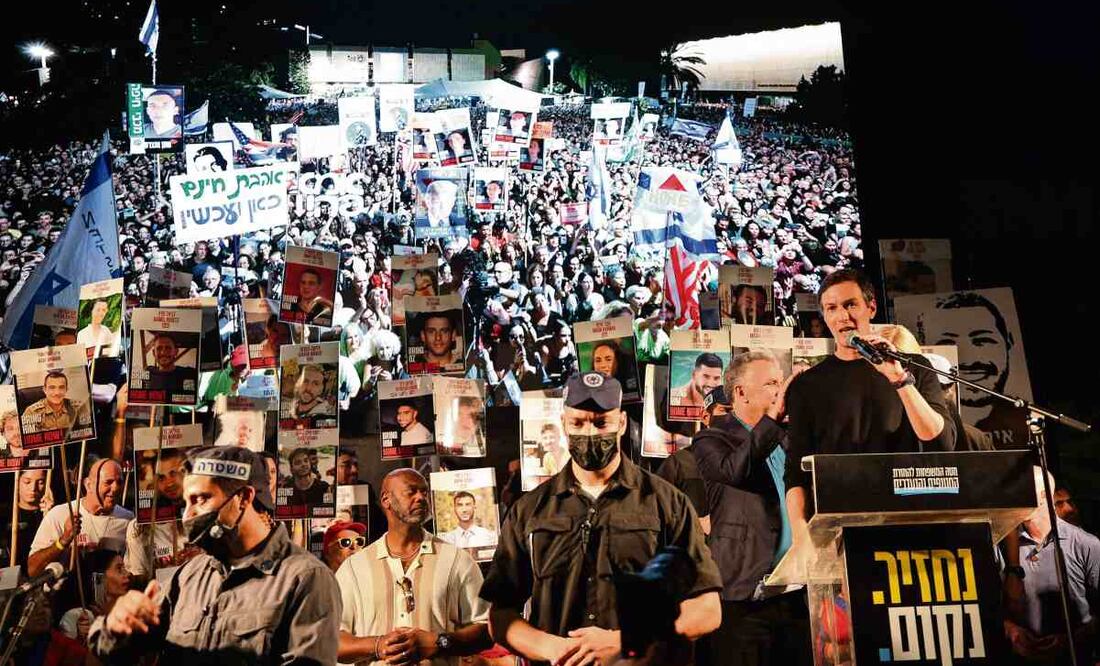 El empresario estadounidense Jared Kushner (der.), exasesor de Donald Trump durante un acto en la Plaza de los Rehenes, de Tel Aviv, el 11 de octubre pasado. Foto: Jack Guez / AFP