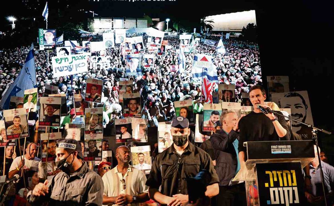 El empresario estadounidense Jared Kushner (der.), exasesor de Donald Trump durante un acto en la Plaza de los Rehenes, de Tel Aviv, el 11 de octubre pasado. Foto: Jack Guez / AFP