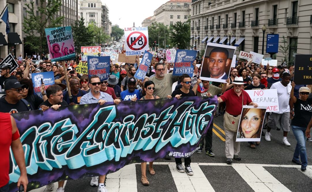Tras el vallado, miles de contramanifestantes abucheaban a los supremacistas y gritaban consignas como "¡nazis, váyanse a casa!" (Foto: AFP)