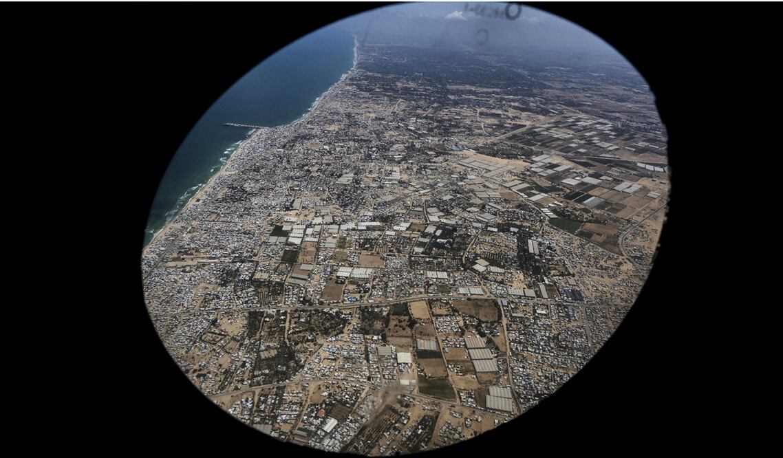 Miles de tiendas de campaña se observan a través de una ventanilla de un avión Fuerza Aérea Jordana en la costa de la Franja de Gaza, el 7 de agosto de 2025. Foto: AP