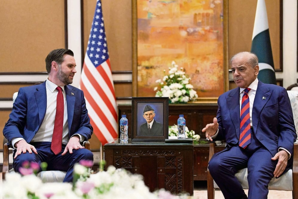 El vicepresidente de Estados Unidos, JD Vance, con el primer ministro de Paquistán, Shehbaz Sharif, durante su reunión en el marco de las conversaciones de paz entre EU e Irán en Islamabad, el 11 de abril pasado. Foto: Jacquelyn Martin / AFP